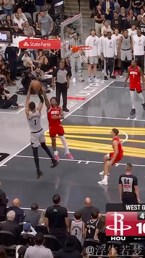 文班亚马右侧转身后仰倒地投篮命中