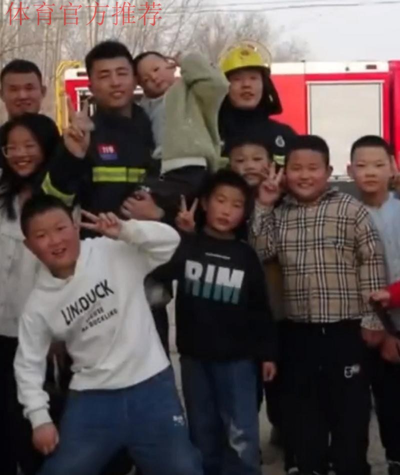 为消防车带路的少年,想当职业足球运动员 为消防车带路的少年,想当职业足球运动员