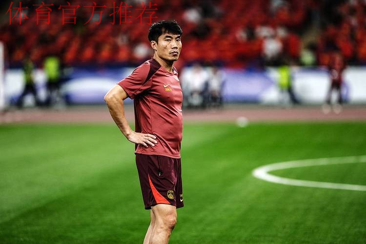 国足队员天津助力校园足球 郑智充当教练员